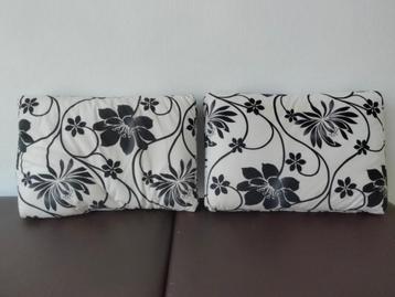 2 prachtige designkussens. beschikbaar voor biedingen