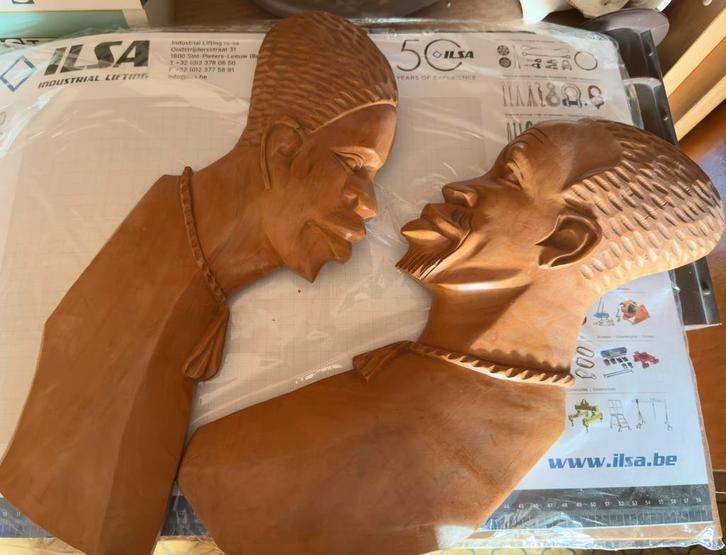 Vintage carved wooden African couple wall art., Huis en Inrichting, Woonaccessoires | Krantenbakken en Lectuurbakken, Zo goed als nieuw
