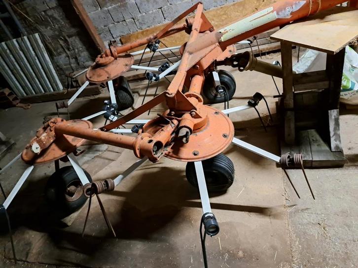 Hooischudder Kuhn 452M, Zakelijke goederen, Landbouw | Werktuigen, Ophalen