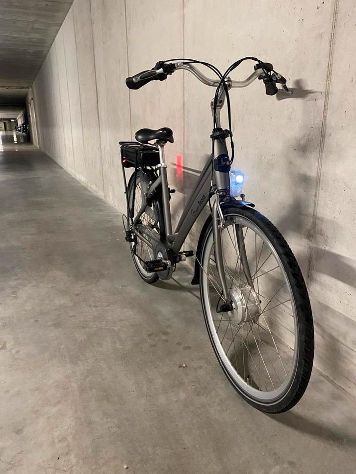 NETTE ELEKTRISCHE FIETS, Fietsen en Brommers, Elektrische fietsen, Zo goed als nieuw, Overige merken, Minder dan 47 cm, 50 km per accu of meer
