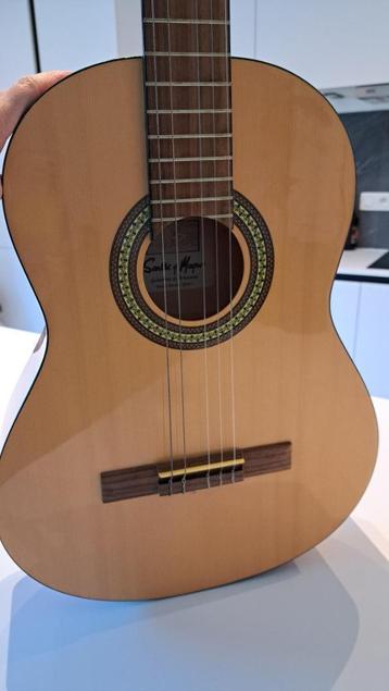 Akoestische gitaar beschikbaar voor biedingen