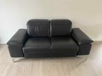 Moderne leren zwarte tweepersoons zetel in goede staat, Huis en Inrichting, Ophalen, 150 tot 200 cm, Tweepersoons, Zo goed als nieuw