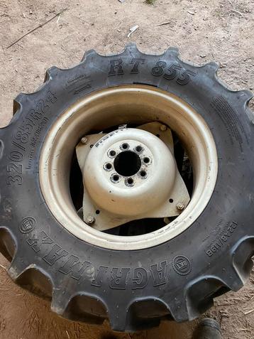 Complete set tractorbanden (320/85r24 en 420/85r30) beschikbaar voor biedingen