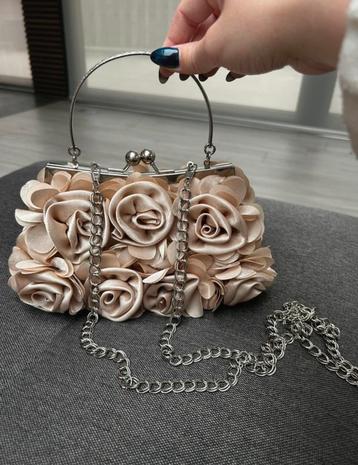 Tasje met bloemen beschikbaar voor biedingen