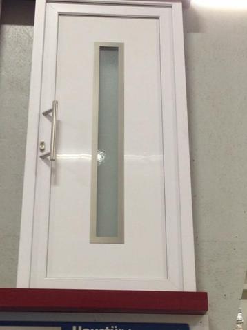 Witte PVC-deur met glas of half glas met handgreep inbegrepe beschikbaar voor biedingen