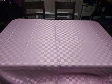 Tafelkleed, glanzend roze. Nieuwstaat beschikbaar voor biedingen