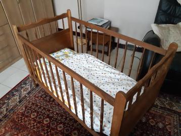 Bruin vintage babybed met matras 120x60cm en kussentje beschikbaar voor biedingen
