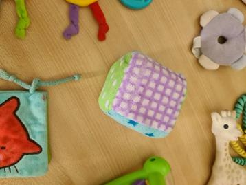 Speelgoed Educatief en Creatiefzachte kubus met geluidje beschikbaar voor biedingen