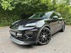 Porsche Macan 4 EV/Pano/ACC/22"/Luchtvering/Chrono/Topstaat!, Auto's, Automaat, 0 cilinders, Zwart, Leder
