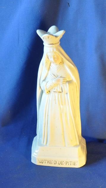 vierge notre dame de pitié en porcelaine  disponible aux enchères