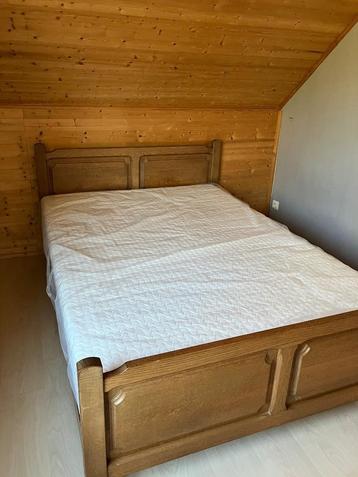 Tweepersoonsbed hout beschikbaar voor biedingen