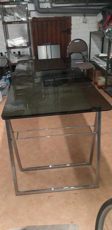 Table en verre fumé, Enlèvement