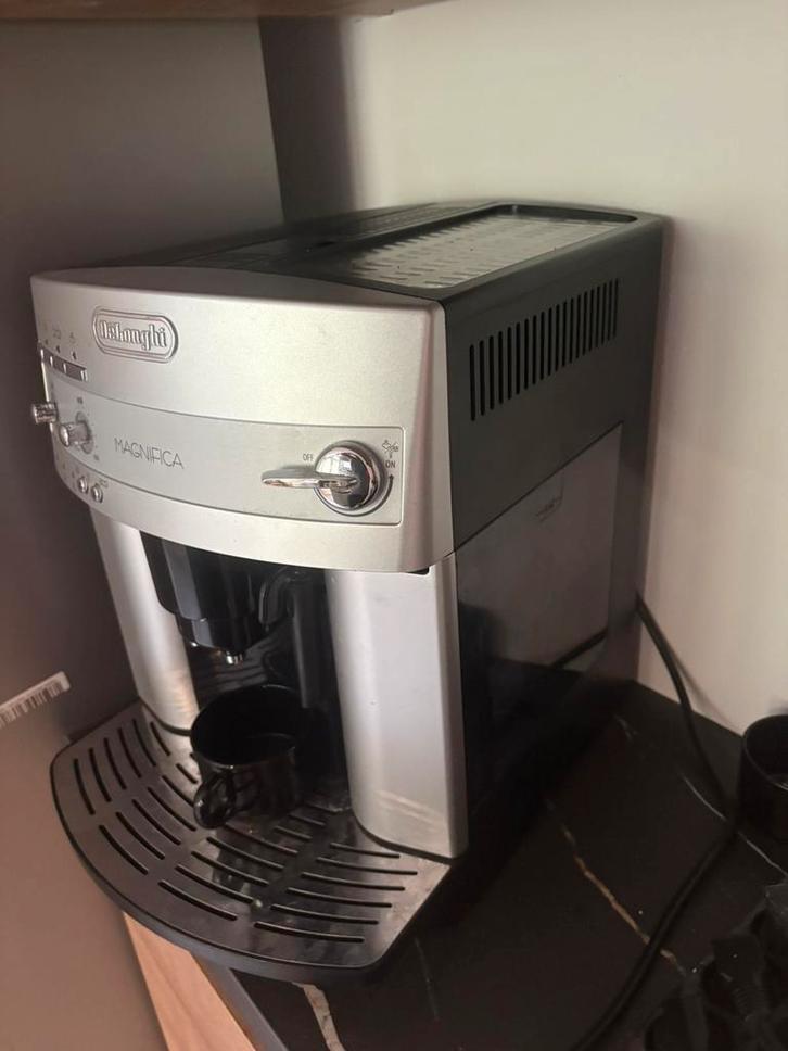 Machine à café De’Longhi Magnifica à grains Expresso broyeur, Huis en Inrichting, Woonaccessoires | Wijnrekken, Zo goed als nieuw