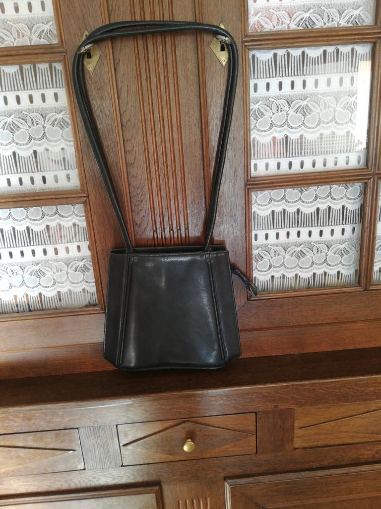 Sac à bandoulière en cuir. Bleu marine., Comme neuf, Bleu, Cuir