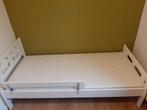 Peuterbed met lattenbodem, zijsteun en matras ( ikea), Kinderen en Baby's, Kinderkamer | Bedden, Ophalen, Gebruikt, 70 tot 85 cm