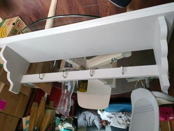 Hoedenplank met haken beschikbaar voor biedingen