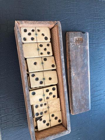 Oud dominospel beschikbaar voor biedingen