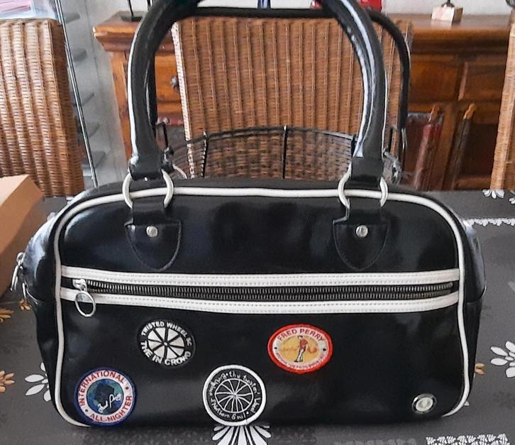 Vintage Fred Perry Women's Twisted Wheel Black Bowling Badge, Handtassen en Accessoires, Tassen | Damestassen, Gebruikt, Handtas