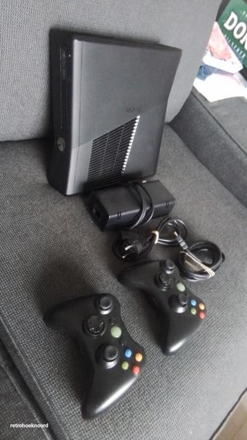 Mooie Xbox met 2 controller kabels en voeding  beschikbaar voor biedingen
