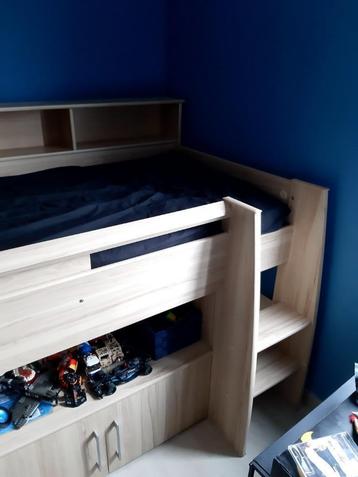 Hoogslaper met bureau beschikbaar voor biedingen