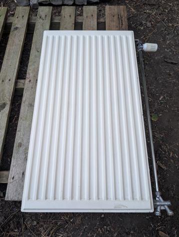 Radiator B500 X H905 X D105 incl Giacomini thermostaat beschikbaar voor biedingen