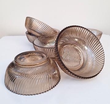 Zes leuke vintage fuméglazen schaaltjes retrodesign beschikbaar voor biedingen