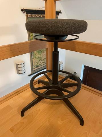 Koopje: grijze ergonomische zit/stakruk Ikea beschikbaar voor biedingen
