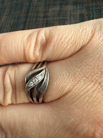 Zilveren ring met zirkonia beschikbaar voor biedingen