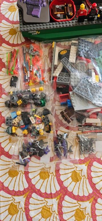 Allerlei losse lego plus incompleet figuurtjes beschikbaar voor biedingen