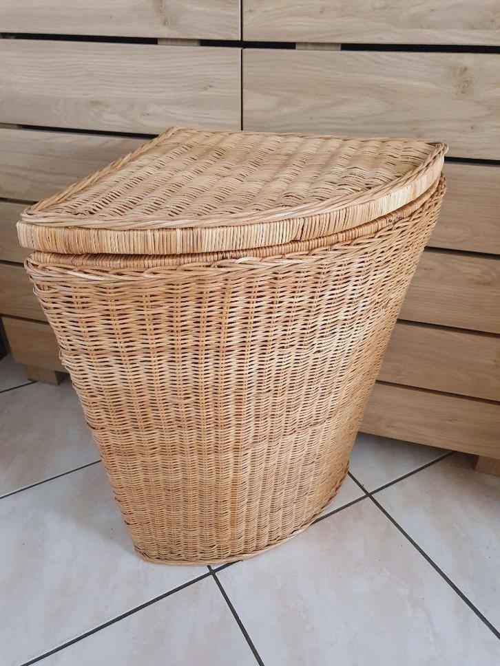 Hoekmand van rotan, Huis en Inrichting, Woonaccessoires | Schalen en Manden, Zo goed als nieuw, Mand, Ophalen