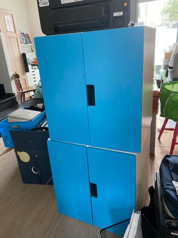 2* smalstad IKEA kastjes (wit en blauw) beschikbaar voor biedingen