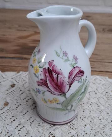 Frans handbeschilderd kannetje met tulp en bloemetjes beschikbaar voor biedingen