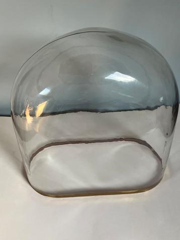 Glazen stolp beschikbaar voor biedingen