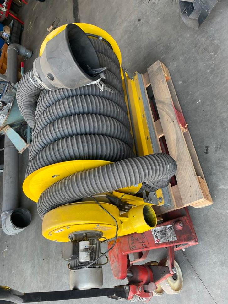 Twee grote uitlaatgas afvoerhaspels met motor, Auto diversen, Autogereedschap, Zo goed als nieuw, Ophalen