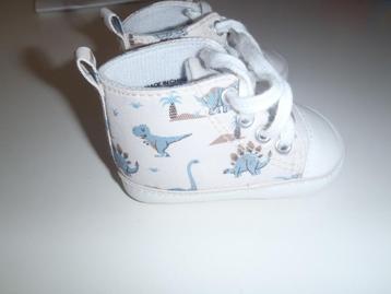 Canvas babyschoentjes van 3/6 maanden beschikbaar voor biedingen