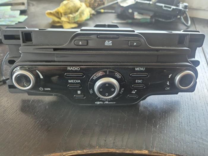 Radio CD Speler van een Alfa Romeo Giulietta, Auto-onderdelen, Elektronica en Kabels, Alfa Romeo, Gebruikt, 3 maanden garantie