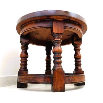 Zeldzame vintage Italiaanse ronde tafel van massief hout — m beschikbaar voor biedingen