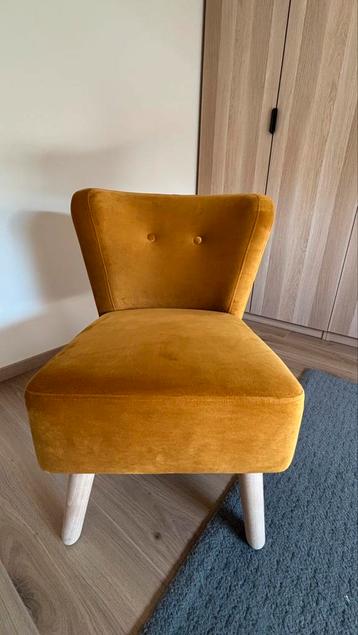 Mustard fluwelen fauteuil met pad beschikbaar voor biedingen