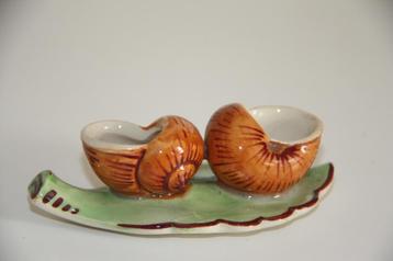 Beeldje met 2 escargots wijngaard slakken huisje  beschikbaar voor biedingen