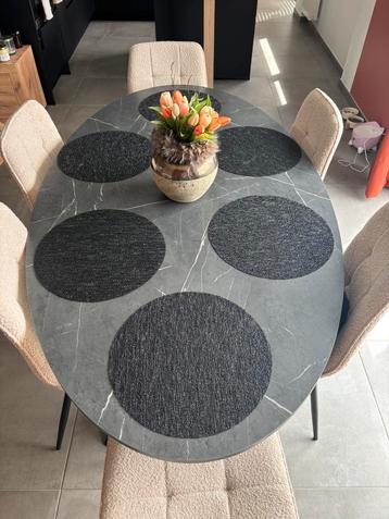 Table a manger beschikbaar voor biedingen