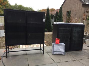 Design draaideurkasten op metalen onderstel beschikbaar voor biedingen