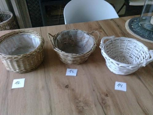 Manden (diverse), Huis en Inrichting, Woonaccessoires | Schalen en Manden, Zo goed als nieuw, Riet, Ophalen of Verzenden