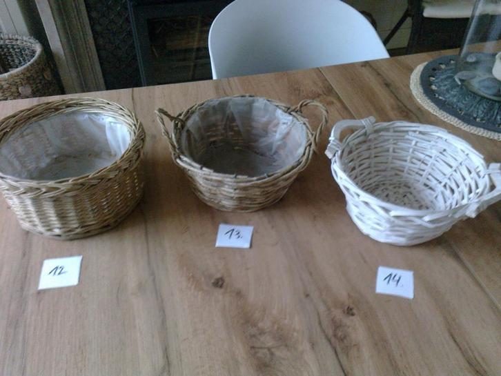 Manden (diverse), Huis en Inrichting, Woonaccessoires | Schalen en Manden, Zo goed als nieuw, Riet, Ophalen of Verzenden