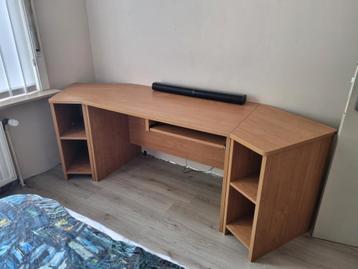 Grote bureau beschikbaar voor biedingen