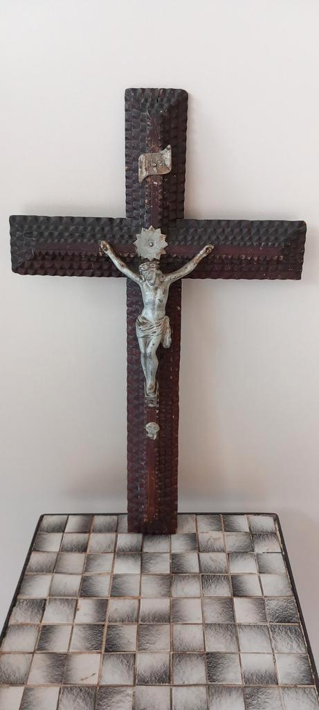 Tramp Art Crucifix, Verzamelen, Religie, Gebruikt, Ophalen of Verzenden