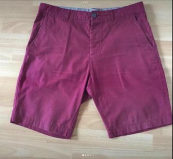 Wijnrode korte broek. beschikbaar voor biedingen