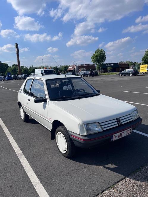 Peugot 205 look edition oldtimer, Auto's, Peugeot, Particulier, Benzine, Stadsauto, 3 deurs, Handgeschakeld, Wit, Grijs, Stof