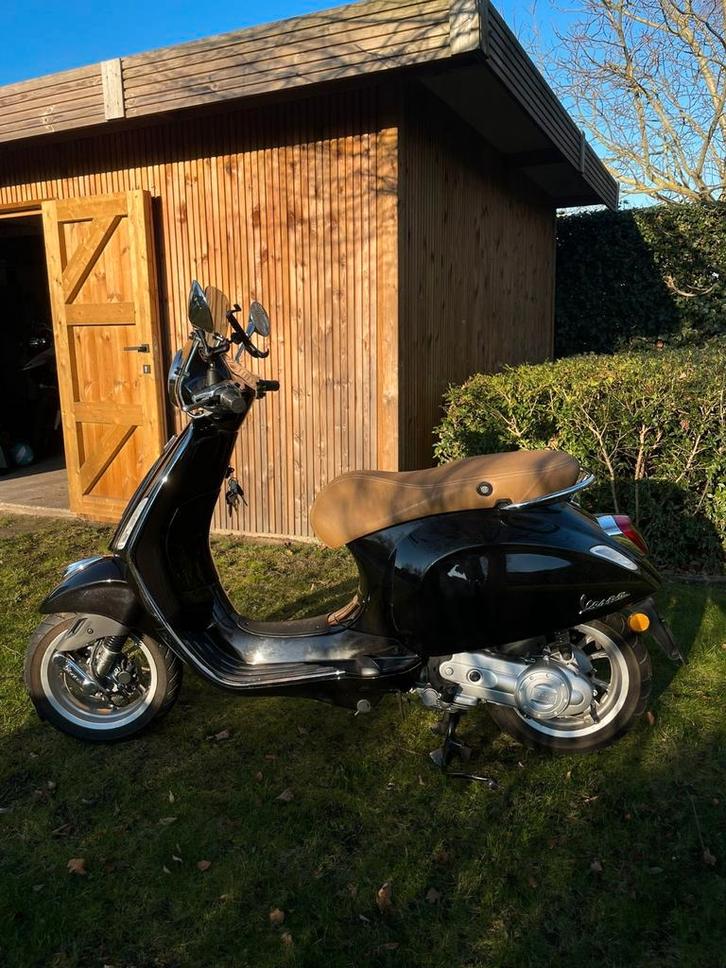 Vespa 50cc, noire avec siège marron et pare-brise sportif, Vélos & Vélomoteurs, Scooters | Vespa, Comme neuf, Autres modèles, Classe B (45 km/h)