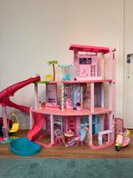Barbie huis + 3 poppen + scooter, Ophalen, Zo goed als nieuw