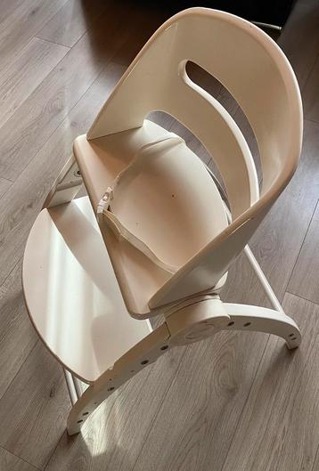 Engel houten kinderstoel, prijs: 15€ beschikbaar voor biedingen